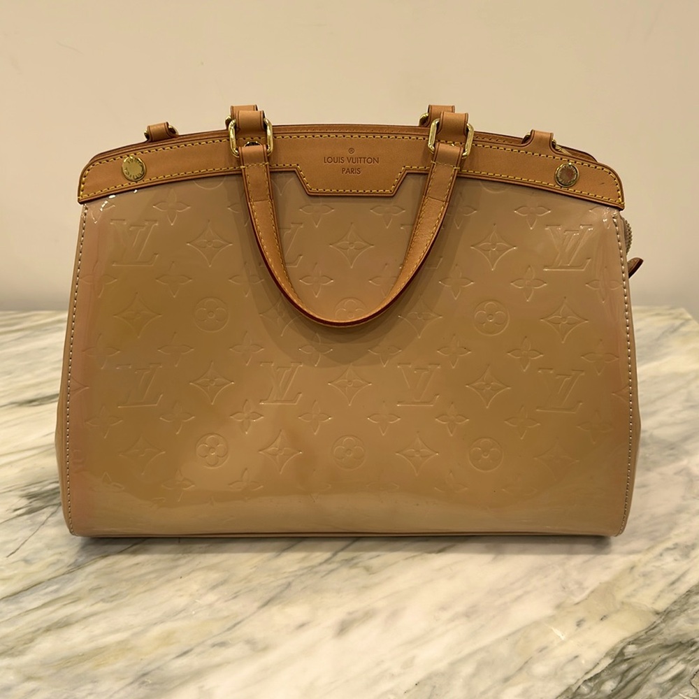 LOUIS VUITTON
Beige Poudre Monogram Vernis Brea MM Bag